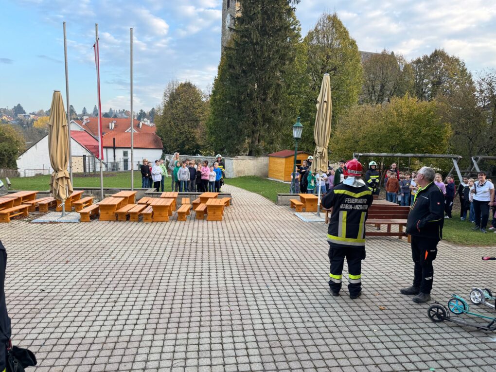 Brandschutzübung Schule und Besuch des Kindergartens