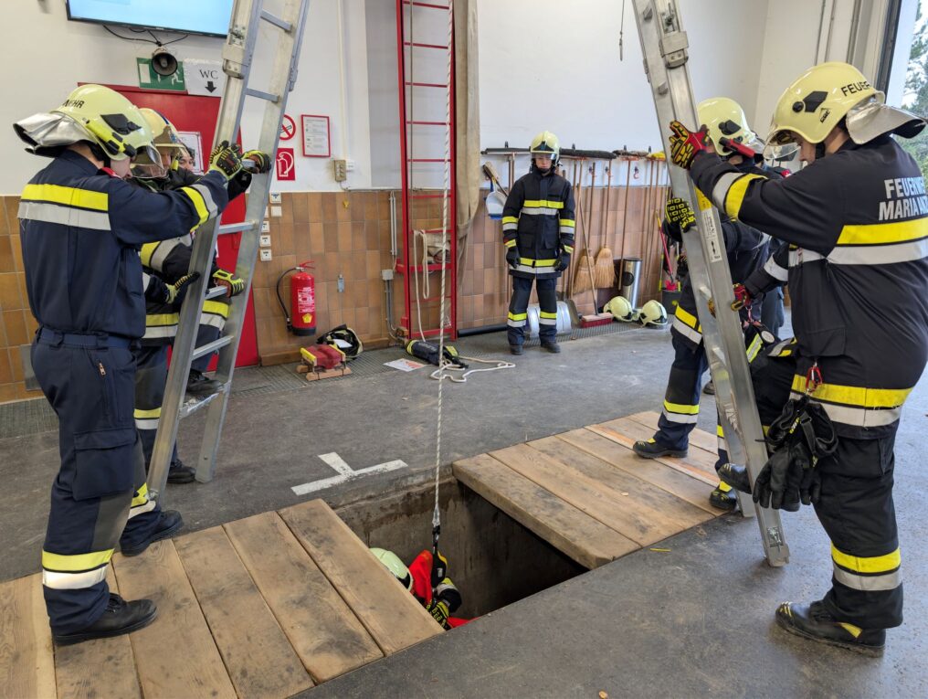 Monatsübung Rettung aus Höhen und Tiefen